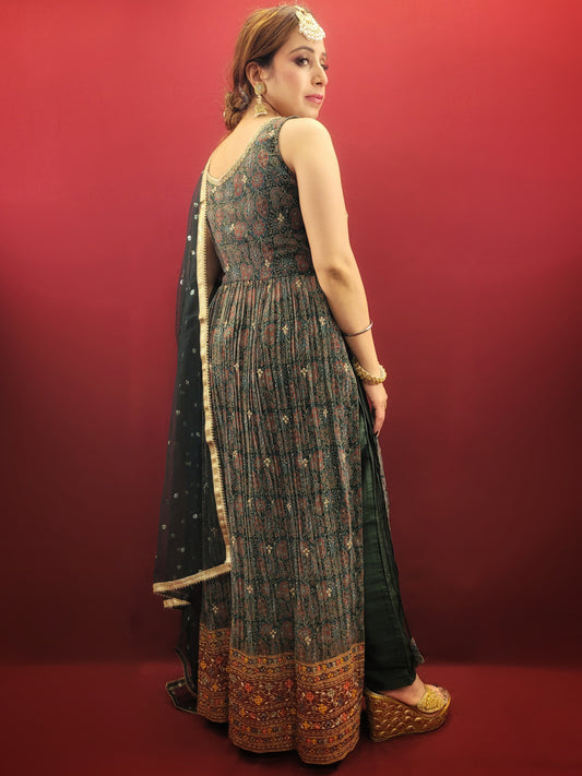 Embrace the elegance of ethnic fashion with a green printed Nayra Kameez Pant Set, adorned with intricate thread and sequins work on fine georgette fabric, paired with a dazzling sequins work dupatta.