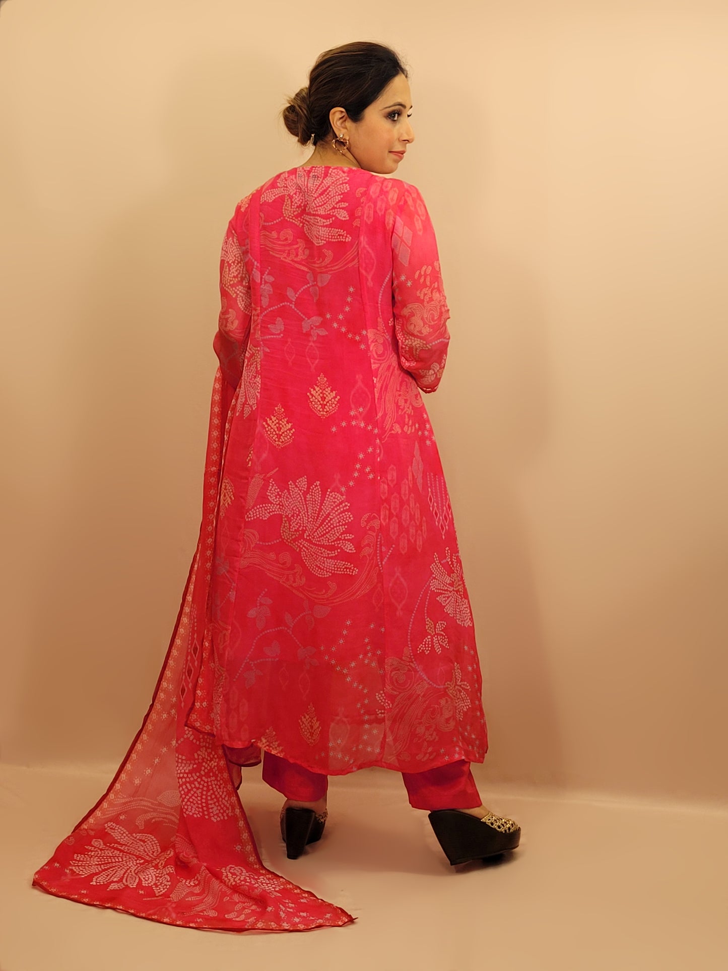 Pink Organza Kurti pant Dupatta Set. Chunri Print. Gota work on neckline.