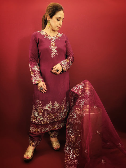 Embrace ethereal beauty in this captivating purple kurti pant dupatta set, perfect for dazzling at light parties. The soft muslin kameez, adorned with intricate resham work and delicate applique flowers, creates a look of timeless elegance. A touch of modern flair is added with the stunning organza dupatta, featuring a mesmerizing resham work border.