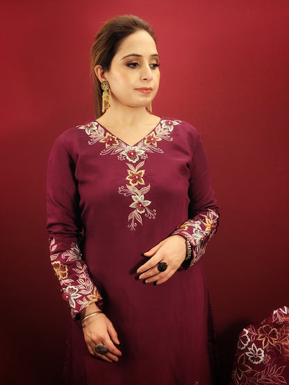Embrace ethereal beauty in this captivating purple kurti pant dupatta set, perfect for dazzling at light parties. The soft muslin kameez, adorned with intricate resham work and delicate applique flowers, creates a look of timeless elegance. A touch of modern flair is added with the stunning organza dupatta, featuring a mesmerizing resham work border.