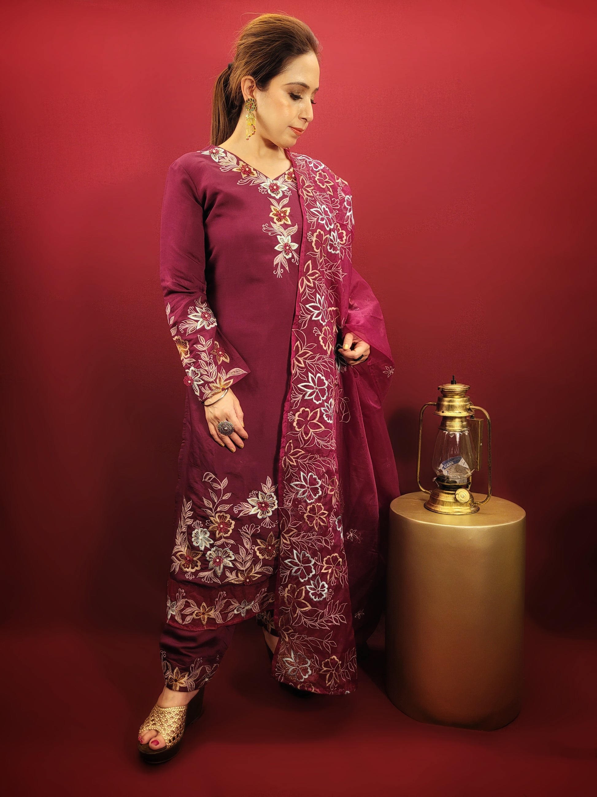 Embrace ethereal beauty in this captivating purple kurti pant dupatta set, perfect for dazzling at light parties. The soft muslin kameez, adorned with intricate resham work and delicate applique flowers, creates a look of timeless elegance. A touch of modern flair is added with the stunning organza dupatta, featuring a mesmerizing resham work border.