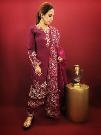Embrace ethereal beauty in this captivating purple kurti pant dupatta set, perfect for dazzling at light parties. The soft muslin kameez, adorned with intricate resham work and delicate applique flowers, creates a look of timeless elegance. A touch of modern flair is added with the stunning organza dupatta, featuring a mesmerizing resham work border.