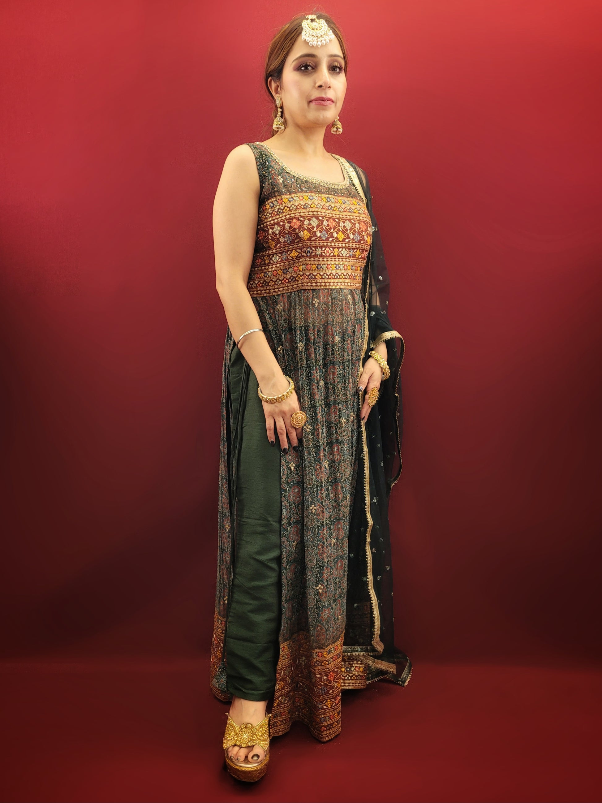 Embrace the elegance of ethnic fashion with a green printed Nayra Kameez Pant Set, adorned with intricate thread and sequins work on fine georgette fabric, paired with a dazzling sequins work dupatta.