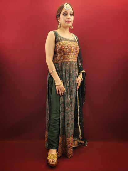 Embrace the elegance of ethnic fashion with a green printed Nayra Kameez Pant Set, adorned with intricate thread and sequins work on fine georgette fabric, paired with a dazzling sequins work dupatta.