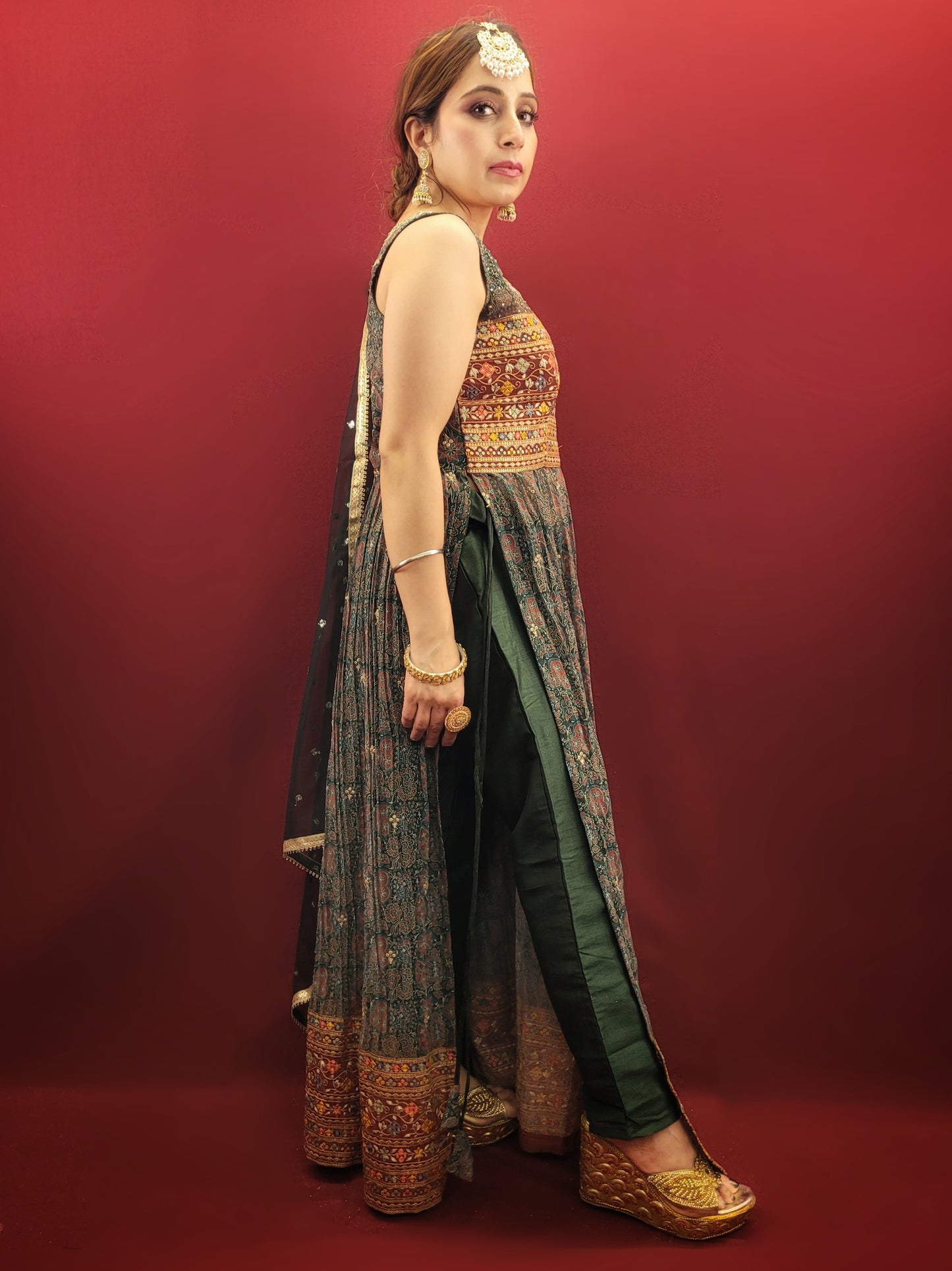 Embrace the elegance of ethnic fashion with a green printed Nayra Kameez Pant Set, adorned with intricate thread and sequins work on fine georgette fabric, paired with a dazzling sequins work dupatta.