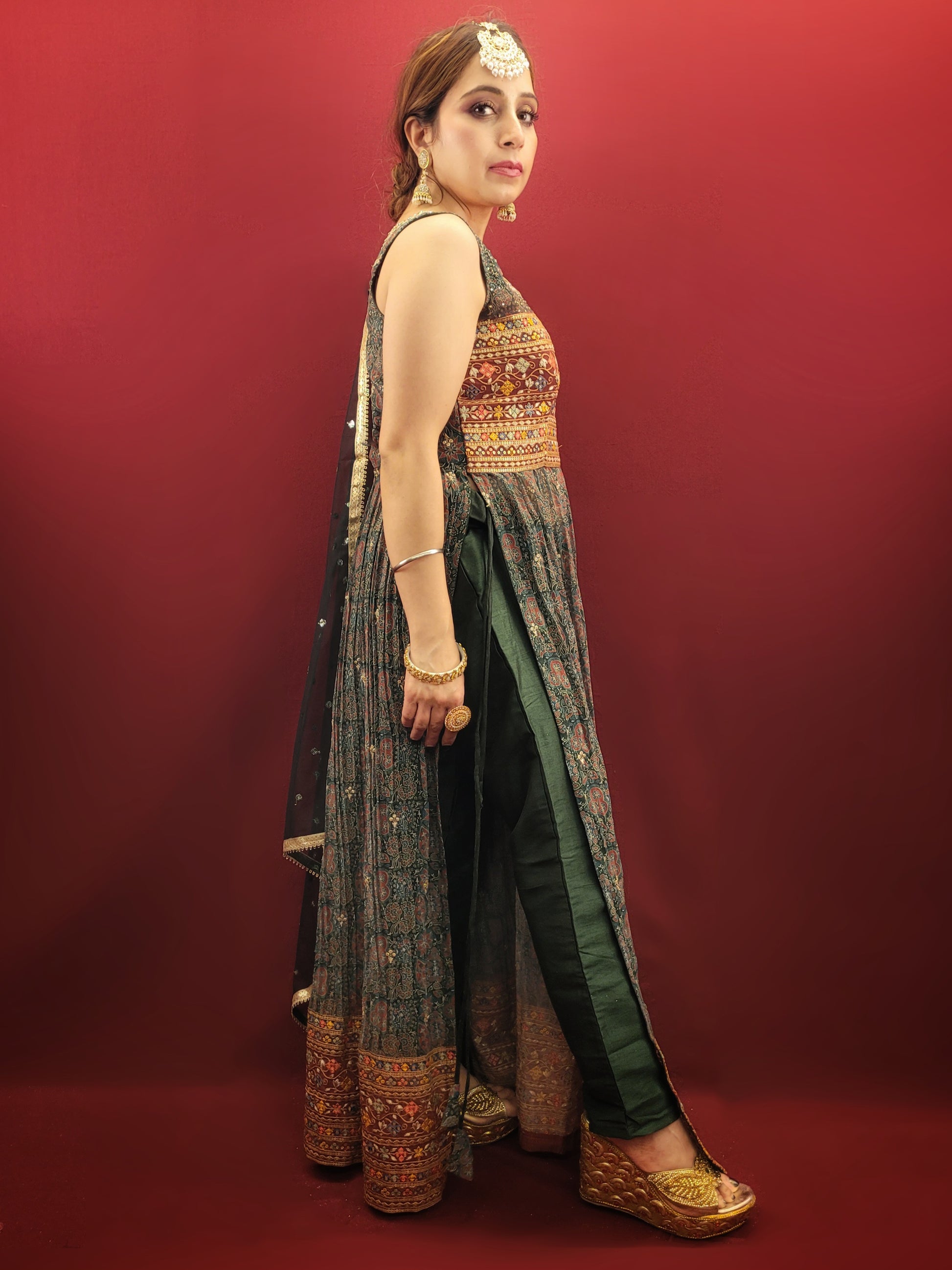 Embrace the elegance of ethnic fashion with a green printed Nayra Kameez Pant Set, adorned with intricate thread and sequins work on fine georgette fabric, paired with a dazzling sequins work dupatta.