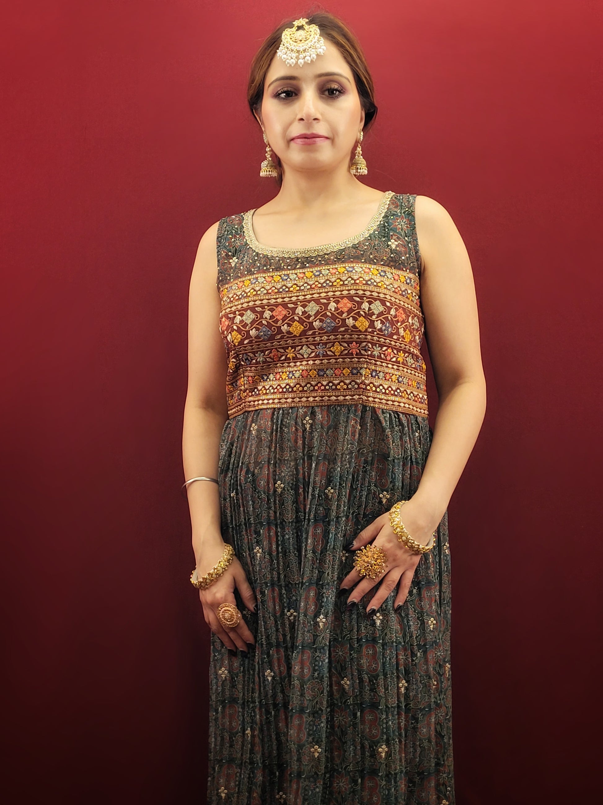 Embrace the elegance of ethnic fashion with a green printed Nayra Kameez Pant Set, adorned with intricate thread and sequins work on fine georgette fabric, paired with a dazzling sequins work dupatta.