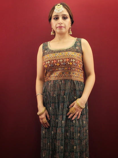 Embrace the elegance of ethnic fashion with a green printed Nayra Kameez Pant Set, adorned with intricate thread and sequins work on fine georgette fabric, paired with a dazzling sequins work dupatta.
