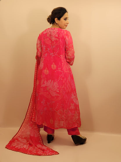 Pink Organza Kurti pant Dupatta Set. Chunri Print. Gota work on neckline.