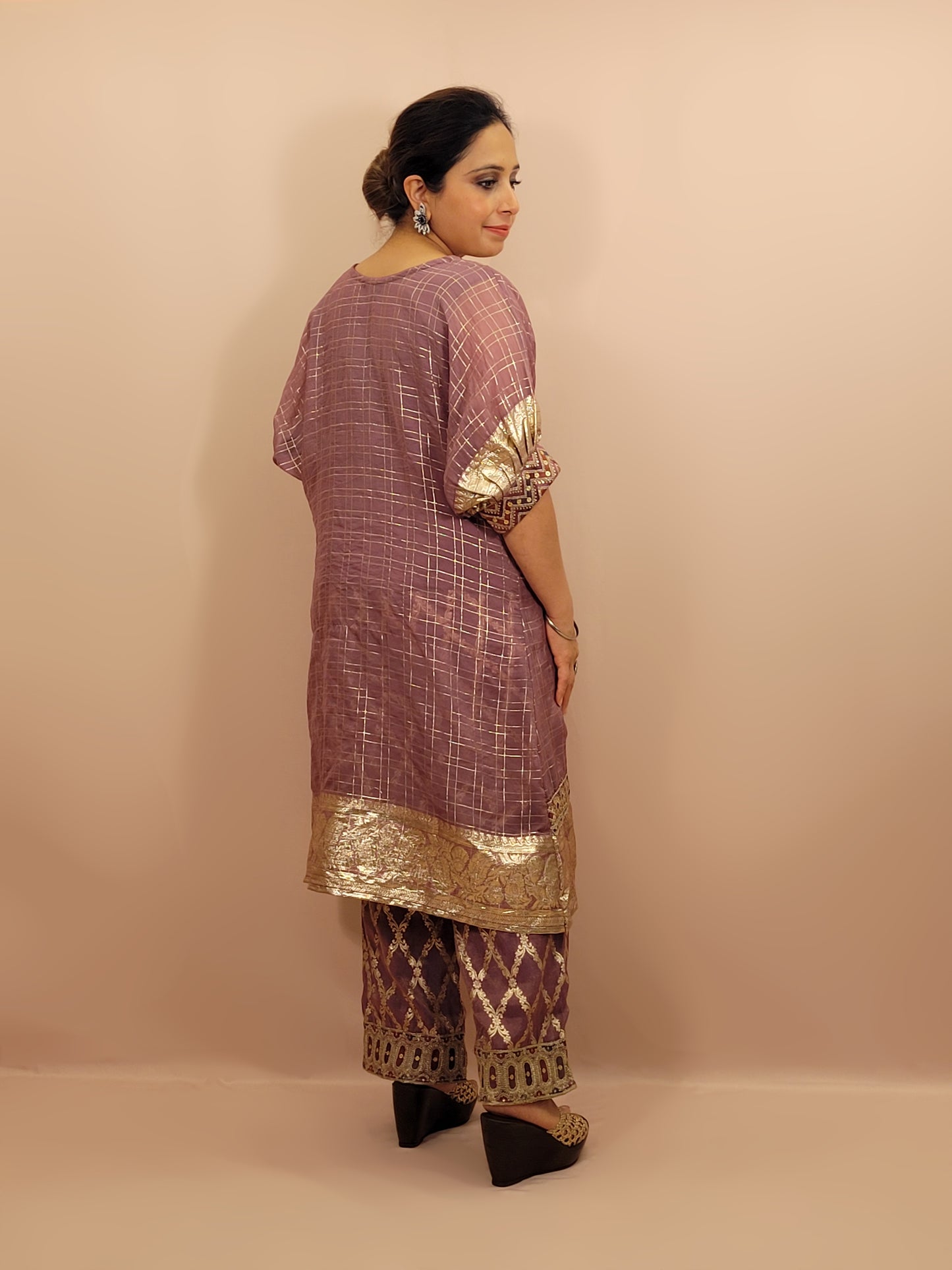 Lavender Organza Banarasi Co-ord Set. Multicolor Resham Lace on Neck and border.
